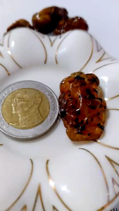 ปี่เซี๊ยะงานแกะสลักจากอำพันพม่าแท้ค่ะ