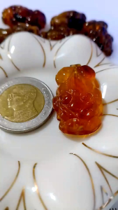 ปี่เซี๊ยะงานแกะสลักจากอำพันพม่าแท้ค่ะ