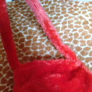 Tas Slempang Bulu Bludru Merah Cerah: Desain & Fungsi