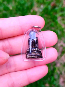 ล๊อกเก็ต หลวงปูมั่น ลอยองค์ เนื้อทองเหลือง อัดเคลือบพลาสติกอย่างดี