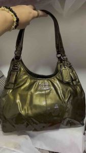 Preloved Authentic Madison Maggie Patent Leather 3compartment shoulder bag