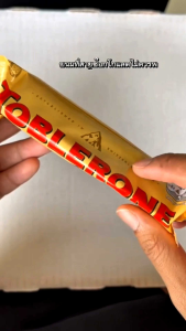 Toblerone chocolate milk ท็อบเบิลโรน ขนมช็อกโกแลตนมผสมน้ำผึ้งและอัลมอนด์นูกัตนำเข้า ขนาด 100 g