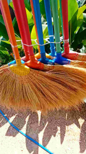 ไม่กวาดดอกหญ้า ด้ามเป็นพลาสติก