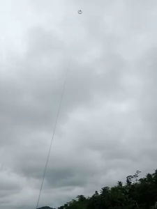 Layangan tradisonal tanggalan siap terbang motif hitam