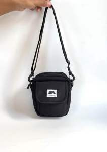 Tas Selempang untuk Semua Usia: Slingbag Mudah & Tas Selempang Velcro\\n\\n Mengenal Tas Selempang Velcro\\n\\n Apa itu Tas Selempang Velcro?\\n\\nTas selempang Velcro adalah tas yang dirancang dengan desain simple dan praktis, yang cocok digunakan oleh semua usia. Tas ini menggunakan teknologi Velcro yang memudahkan pengguna untuk membuka dan menutup tas dengan cepat. Tas selempang Velcro ini sangat cocok bagi mereka yang menginginkan tas yang ringkas dan mudah dibawa.\\n\\n Kelebihan Tas Selempang Velcro\\n\\nBeberapa kelebihan tas selempang Velcro adalah sebagai berikut:\\n\\n- Desain simple dan minimalis\\n- Mudah dibawa dan praktis digunakan\\n- Cocok untuk semua usia\\n- Dapat disesuaikan dengan berbagai aktivitas\\n\\n Pilihan Tas Selempang untuk Aktivitas Outdoor\\n\\n Tas Selempang dengan Desain Simple\\n\\nTas selempang dengan desain simple menjadi pilihan yang tepat bagi mereka yang menginginkan tas yang ringkas dan mudah dibawa. Tas ini biasanya memiliki desain yang minimalis dan sederhana, sehingga cocok digunakan untuk berbagai aktivitas outdoor.\\n\\n Tas Selempang yang Cocok untuk Outdoor\\n\\nBeberapa tas selempang yang cocok untuk outdoor adalah sebagai berikut:\\n\\n- Tas selempang dengan ruang penyimpanan yang cukup luas\\n- Tas selempang dengan material yang tahan lama dan anti air\\n- Tas selempang dengan tali selempang yang nyaman digunakan\\n\\n Cara Memilih Tas Selempang yang Tepat\\n\\n Pertimbangan Saat Memilih Tas Selempang\\n\\nBeberapa pertimbangan saat memilih tas selempang adalah sebagai berikut:\\n\\n- Sesuaikan dengan kebutuhan dan aktivitas yang akan dilakukan\\n- Pertimbangkan ukuran dan kapasitas ruang penyimpanan\\n- Perhatikan material dan kualitas tas\\n- Pilih tas dengan tali selempang yang nyaman digunakan\\n\\n Tips Memilih Tas Selempang Sesuai Kebutuhan\\n\\nBerikut adalah beberapa tips memilih tas selempang sesuai kebutuhan:\\n\\n- Pilih tas selempang dengan desain simple dan minimalis jika menginginkan tas yang ringkas dan mudah dibawa\\n- Pilih tas selempang dengan ruang penyimpanan yang cukup luas jika akan membawa barang-barang yang banyak\\n- Pilih tas selempang dengan material yang tahan lama dan anti air jika akan digunakan untuk outdoor\\n- Pilih tas selempang dengan tali selempang yang nyaman digunakan jika akan membawa tas dalam waktu yang lama\n}