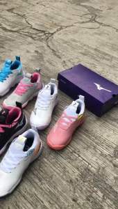 SEPATU BADMINTON WANITA & SEPAK BOLA/BASKET