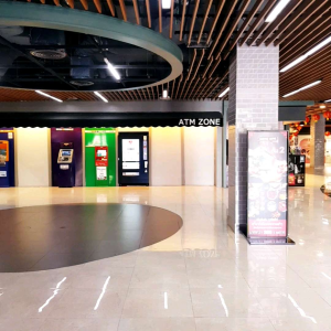 • เคสมือถือแท้ • Uniq Combat Case For IPhone Se(20222020) ใสขอบดำ