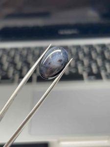 168500- ĐÁ SAPPHIRE SAO ĐEN NHẸ THIÊN NHIÊN KHÔNG XỬ LÝ ( thông số trong ảnh chụp) 16.85 Carat