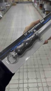 APPN (มีคลิปรีวิว) แท่งลับมีด แท่งลับมีดไรโน่แท้ 10“ ด้ามจับถนัดมือ ลับง่าย ไม่ลื่นมือ ปลอดภัยกว่าใช้หินลับมีด แท่งลับมีด 10 นิ้ว ใช้ได้กับมีดทุกแบบ เหล็กแข็งอย่างดี คมเร็ว สินค้าพร้อมจัดส่ง (1200618012160)