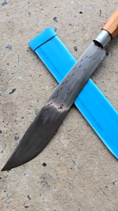 มีดเดินป่า มีดแหลมโคราชกลาง ตีจากเหล็กแหนบแท้ มาพร้อมปลอก PVC มีดอเนกประสงค์ คม แข็งแรง