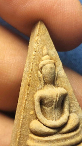 พระ​สมเด็จนางพญาก้นย่าม พิมพ์ใหญ่ เนื้อว่านผงน้ำมัน หลวงปู่สี วัดเขาถ้ำบุญนาค ปี 2517 มีเส้นเกศา