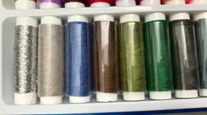 Hộp 39 cuộn chỉ màu trong đó có 2 cuộn chỉ kim tuyến dùng may máy hay may tay đều tiện lợi