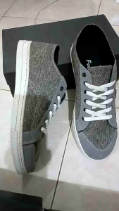 Sepatu Kasual Pria: Fourz9 & Bahan Berkualitas Terbaik