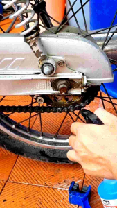 Combo 2 món rửa xe & rửa sên (Nước rửa xe bọt tuyết SUPER FOAM + Tẩy nhông sên dầu nhớt UNITECH)