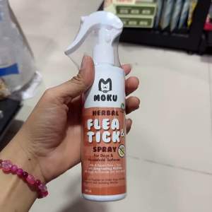 MOKU Herbal Flea & Tick Spray สเปรย์สมุนไพรกำจัดเห็บหมัด โมกุ เฮอร์เบิล ฟลี แอนด์ ทิก สเปรย์สัตว์เลี้ยง หมา แมว Pet สำหรับสัตว์เลี้ยง ขนาด 250 มิลลิลิตร