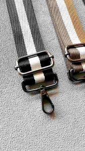 JPYS - TALI TAS SELEMPANG MOTIF GARIS LEBAR 38CM. CANTOLAN HITAM BENTUK SEGI