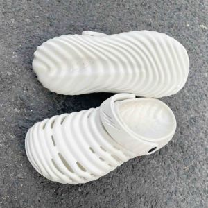 Dép sục MO trắng làm từ chất liệu mềm nhẹ đi siêu êm chân hàng lỗi cắt trên thân dép đã được dán kĩ