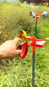 Máy đuổi chim năng lượng mặt trời xoay 360 độ có âm thanh