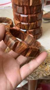 Vòng sưa đỏ tự nhiên bản vuông vát cạnh.