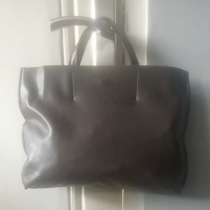 Tas handle preloved branded minus Mphosis dijual apa adanya ada crack dibagian atas badanbtas spt difoto no 7&8. Persudutan amanfuring aman magnet aman. handle sdk kering spt di video.