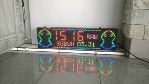 Jam Waktu Sholat JWS Berwarna 70x20 cm 2 Panel P5 128x32 pixel gambar dan running teks detail