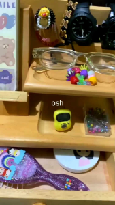 STAND HP  GELANG KACAMATA BERBAHAN KAYU MAHONI