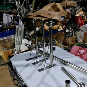 Combo 3 bass  inox xỏ ống tròn o22mm/o25mm/o32mm  bắt tường ra 20cm/ 25cm/30cm  bao gồm 2 bass xỏ ở 2 đầu của ống và 1 bass xỏ giữa xuyên qua ống  có chống ke đỡ chắc chắn .