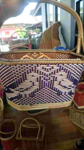 เส้นหวายเทียม ขนาด 4.8 มม. มีความเหนียวและทนทานเหมาะสำหรับสานตะกร้าสานฝาชีพสารกระเป๋าและตกแต่งกระติ๊บข้าว