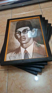 Hiasan dinding cetak poster Pahlawan Nasional Wr supratman plus Bingkai ukuran 35x52 cm