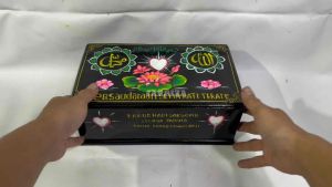 PROMO!!! KOTAK MORI PSHT MURAH Bonus Gantungan Kunci PSHT + Stiker / Kotak Mori TERBUAT DARI KAYU JATI ASLI Motif Warna Bunga Bismillah / Tempat Mori Psht TERMURAH / Kotak Mori Anti Rayap / Kotak Mori Kayu Jati Ukir / Tempat Penyimpanan Mori