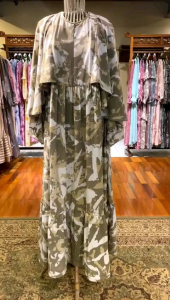 Barisha Dress by Dian Pelangi LIMITED EDITION Busana Muslim Baju Maxi Gamis Kaftan Abaya Gaun Outfit Busui Casual Formal Pesta Pernikahan Kondangan Wanita Hijaber Cantik Anggun Modis Modern Elegan Mewah Model Korea Terbaru Motif Batik Abstrak Kekinian