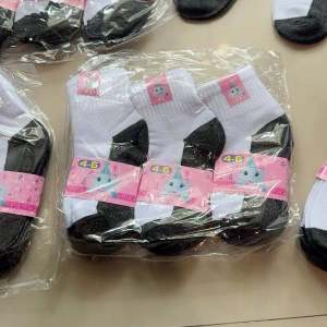 ถุงเท้านักเรียนสีขาวพื้นสีดำ 1 แพ็ค 12 คู่