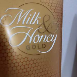 Milk honey gold SMOOTING SUGAR SCRUB