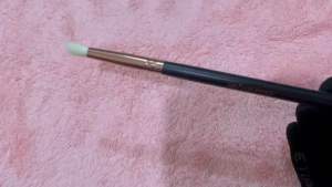 Meverything แปรงสำหรับเกลี่ยอายแชโดว์ รุ่น 230 แปรงแบนขนาดเล็กรูปทรงแหลม สีน้ำตาล