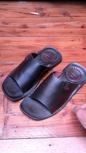 Sandal Selop Kulit Pria Dewasa: Desain Kasual & Aktivitas Sehari-hari