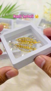 The Brooch Factory 2pcs [FREE BOX] Premium Brooch European Crystal Kerongsang Bahu Daun Kristal Pin Tudung Hijab CY3275