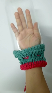 ปลอกมือผู้ป่วย ไหมคอตตอนนุ่มใส่สบาย สุ่มสีสุุ่มลาย เจาะรูระบายรอบอัน ได้1คู่