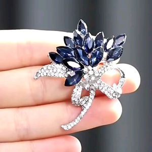 BROS WANITA PREMIUM MODEL CRYSTAL BROOCH/BUKET BUNGA KRISTAL KOREA GAYA PIN SHAWL AKSESORIS HIJAB KORSASE JILBAB KERUDUNG PIN PINS DAGU PERNAK PERNIK PEREMPUAN CANTIK MEWAH LUXURY BERKUALITAS BAGUS UK KECIL MINI UNTUK BAJU MANTEL JAS MODERN TERBARU MURAH