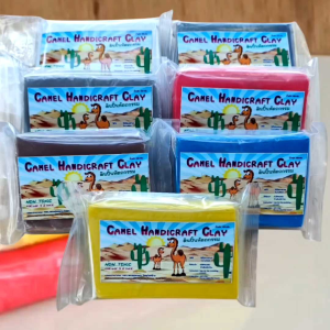 ดินปั้นตราอูฐ ใช้สำหรับปั้นตุ๊กตาล้อเลียน ปั้นโมเดล และปั้นอื่นๆ แข็งเองไม่ต้องอบ ทนความร้อนได้ดี ไม่หลอมละลายเมื่อโดนความร้อน มี 7 สี ขาว ดำ น้ำตาล เทา แดง เหลือง และน้ำเงิน คงรูปคงทนนานกว่า 30 ปี ขนาด 400กรัม