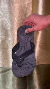 EIGRE Sandal pria / wanita warna hitam polos model jepit keren dan nyaman dikaki