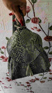 กระเป๋าหนัง ลายงู เนื้อนิ่ม มือสองญี่ปุ่น งานดี