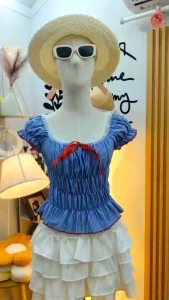 เสื้อครอปแขนสั้น เสื้อครอปแขนตุ๊กตา แต่งโบว์แดง เพิ่มด้วยลูกไม้รอบคอ ริมผ้าสีแดงสวยๆ งานใหม่