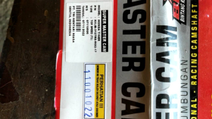 Noken As Tiger Megapro GL Max CB Set Templar Generasi 2\\n\\n Apa itu Noken As Tiger Megapro GL Max?\\n\\nNoken as Tiger Megapro GL Max adalah komponen yang sangat penting dalam performa motor CB Anda. Noken as berkualitas tinggi ini memberikan peningkatan performa dan efisiensi bahan bakar yang signifikan. Dengan menggunakan Noken as Tiger Megapro GL Max, motor Anda akan merasa lebih kuat dan responsif.\\n\\n Keunggulan Noken Berkualitas Tinggi\\n\\nNoken as Tiger Megapro GL Max menawarkan beberapa keunggulan utama:\\n\\n- **Performa yang Lebih Baik:** Noken as ini dirancang untuk meningkatkan performa motor Anda secara signifikan.\\n- **Efisiensi Bahan Bakar:** Dengan menggunakan Noken as berkualitas tinggi, motor Anda dapat menghemat bahan bakar.\\n- **Ketahanan:** Noken as Tiger Megapro GL Max dirancang dengan bahan berkualitas tinggi yang tahan lama dan dapat bertahan dalam kondisi ekstrem.\\n\\n Cara Menginstal Noken As Tiger Megapro GL Max\\n\\nBerikut adalah langkah-langkah dasar untuk menginstal Noken as Tiger Megapro GL Max:\\n\\n1. Pastikan motor Anda telah dimatikan dan diangkat dengan standar.\n2. Buka cover kepala silinder dan lepaskan noken as lama.\n3. Pasang Noken as Tiger Megapro GL Max ke tempatnya.\n4. Tutup kembali cover kepala silinder dan mulai motor Anda.\\n\\n Mengenal Aksesoris Motor Tiger\\n\\nAksesoris motor Tiger merupakan salah satu pilihan terbaik untuk meningkatkan performa dan penampilan motor Anda. Set Templar Generasi 2 adalah salah satu aksesoris yang paling populer dan direkomendasikan.\\n\\n Set Templar Generasi 2: Penjelasan Lengkap\\n\\nSet Templar Generasi 2 adalah aksesoris yang dirancang khusus untuk meningkatkan performa motor CB Anda. Ini mencakup berbagai komponen seperti noken as, klep, dan katup yang dirancang untuk bekerja secara optimal bersama-sama.\\n\\n Memilih Noken As yang Tepat untuk Motor CB\\n\\nPenting untuk memilih noken as yang tepat untuk motor CB Anda. Berikut adalah beberapa tips yang harus Anda pertimbangkan:\\n\\n- **Performa:** Pilih noken as yang dirancang untuk meningkatkan performa motor Anda.\n- **Ketahanan:** Pilih noken as yang dibuat dari bahan berkualitas tinggi yang tahan lama.\n- **Kemudahan Instalasi:** Pilih noken as yang mudah dipasang dan tidak memerlukan penyesuaian yang rumit.\\n\\n Tips dan Trik Menggunakan Noken As Tiger Megapro GL Max\\n\\nBerikut adalah beberapa tips dan trik untuk menggunakan Noken as Tiger Megapro GL Max:\\n\\n Meningkatkan Performa Motor dengan Noken As Tiger Megapro GL Max\\n\\nUntuk mendapatkan hasil maksimal dari Noken as Tiger Megapro GL Max, pastikan untuk melakukan perawatan rutin dan mengikuti instruksi pemasangan yang disediakan oleh produsen.\\n\\n Perawatan Noken As Tiger Megapro GL Max untuk Masa Pakai yang Lebih Panjang\\n\\nPerawatan yang tepat sangat penting untuk memastikan bahwa Noken as Tiger Megapro GL Max Anda dapat bertahan lama. Berikut adalah beberapa tips perawatan:\\n\\n- **Periksa secara Rutin:** Periksa noken as Anda secara rutin untuk menemukan masalah apa pun yang mungkin timbul.\n- **Lakukan Pembersihan:** Bersihkan noken as Anda secara rutin untuk memastikan bahwa ia bekerja dengan baik.\n- **Ganti saat Waktu:** Ganti noken as Anda saat waktunya untuk memastikan bahwa motor Anda tetap berjalan dengan baik.\"\n}