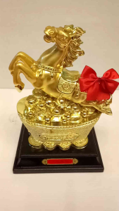 ตั้งมงคลม้าเหินเวหาบนก้อนทองขนาดสูง11นิ้ว งานเรซิ่นชุบทองเค