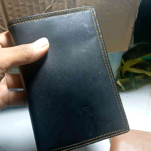 Dompet kulit pria model 3/4 berbahan kulit sapi.