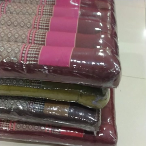 เบาะรองนั่ง สนาลายไทย ขนาด 50×50ซม..ใช้รองนั่งบนโต๊ะ เก้ากี่ได้ ลวดลายสวยงามอย่างไทย ดูเเล้วงามแบบไทย(แบบคละสีหมายถึง ได้1ชิ้น โดยทางร้านจะเป็นคนเลือกสีส่งหั้ย)