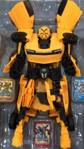 หุ่นยนต์แปลงร่างเป็นรถลายบับเบิ้ลบี สูง 30 เซนติเมตร