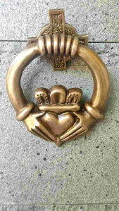 Ketukan Pintu Rumah Kuningan Antik Motif Cinta 1 pcs