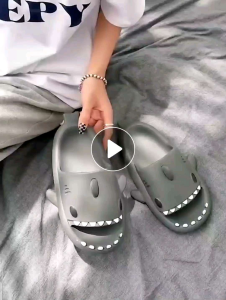 ❣️CNL1007❣️รองเท้าแตะพื้นนิ่มกันลื่นลายการ์ตูนปลาฉลาม