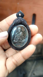 หน้ากากเลเซอร์ กรอบล็อกเก็ตหลวงพ่อกวยเหรียญหลวงพ่อมูม กรอบไม้มงคล เหรียญทรงไข่